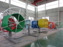 Ķīniešu profesionālā Pe Pp PVC gofrēto cauruļu izgatavošanas mašīna / plastmasas gofrēto cauruļu ekstrūzijas līnija